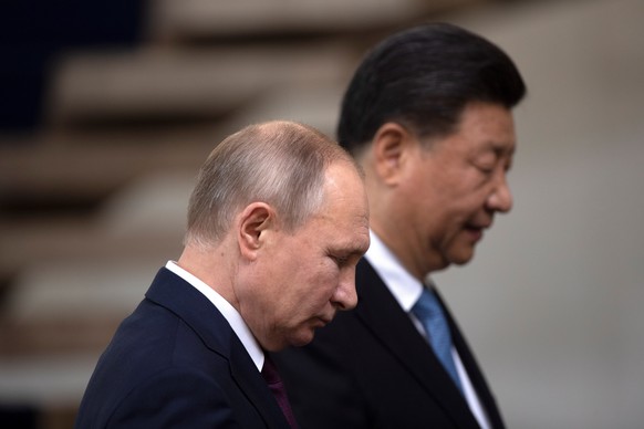 epa07996615 Russia President Vladimir Putin (L) and Chinese President Xi Jinping (R), arrive to participate in the BRICS dome session in Brasilia, Brazil, 14 November 2019. The event is part of the XI ...