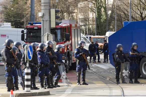 Die Hausbesetzerszene besetzt die Strassen rund um das geraeumte und von der Polizei mit schwerem Geraet bewachte Haus an der Effingerstrasse, am Mittwoch, 22. Februar 2017, in Bern. (KEYSTONE/Lukas L ...