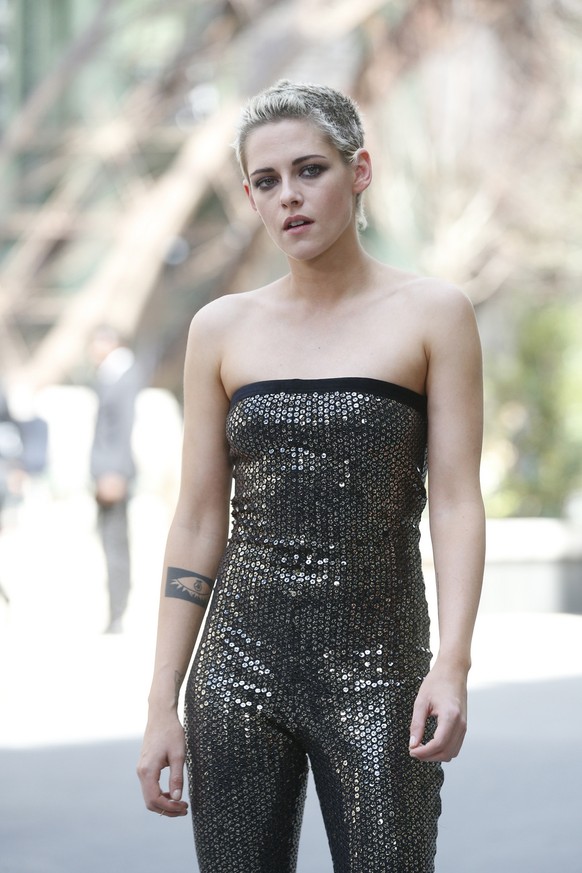 Actress Kristen Stewart poses for photographers upon arrival at the Chanel Haute Couture Fall/Winter 2017/2018 fashion collection presented in Paris, on Tuesday, July 4, 2017 in Paris. (AP Photo/Thiba ...