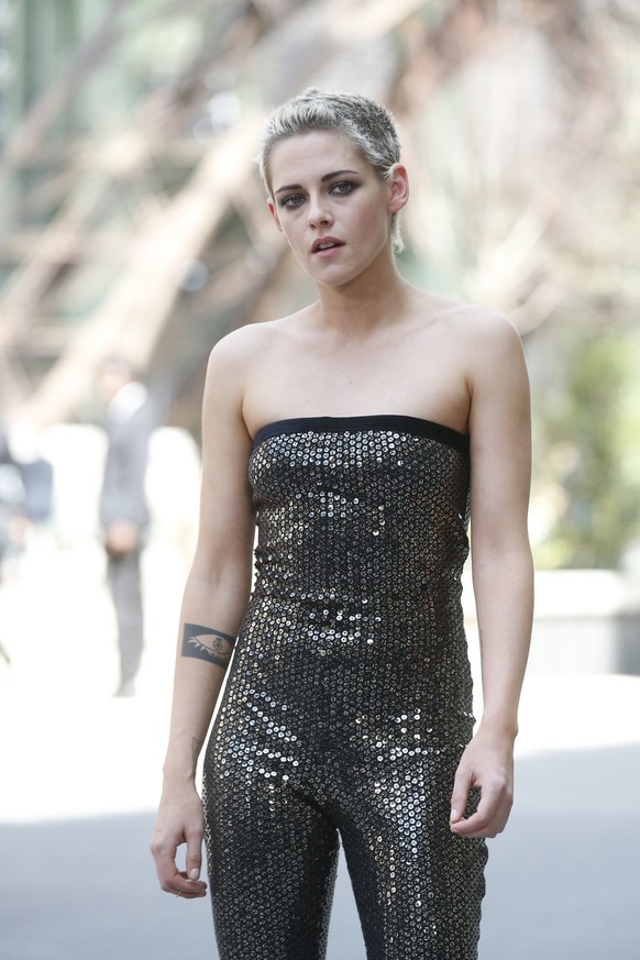 Actress Kristen Stewart poses for photographers upon arrival at the Chanel Haute Couture Fall/Winter 2017/2018 fashion collection presented in Paris, on Tuesday, July 4, 2017 in Paris. (AP Photo/Thiba ...