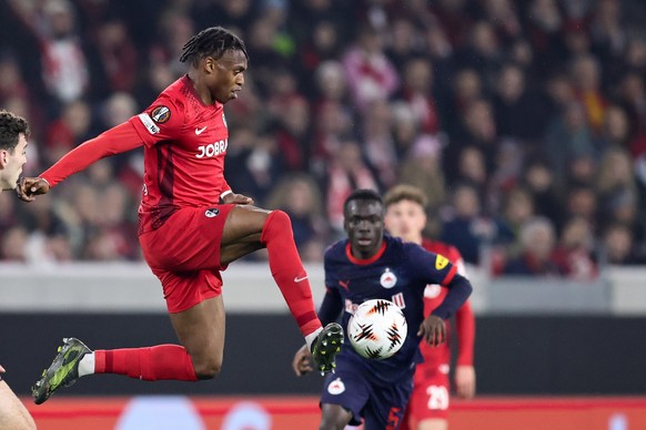 epa12586169 Johan Manzambi of Freiburg in action during the UEFA Europa League match between SC Freiburg and FC Salzburg, in Freiburg, Germany, 11 December 2025. EPA/RONALD WITTEK
