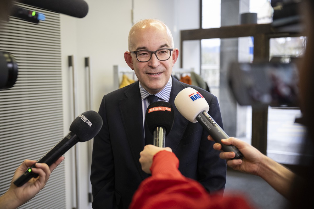 Staenderatskandidat Gregor Rutz, SVP, reagiert nach seiner Niederlage im zweiten Wahlgang fuer den zweiten Staenderatssitz, aufgenommen am Sonntag, 19. November 2023 im Walcheturm in Zuerich. (KEYSTON ...