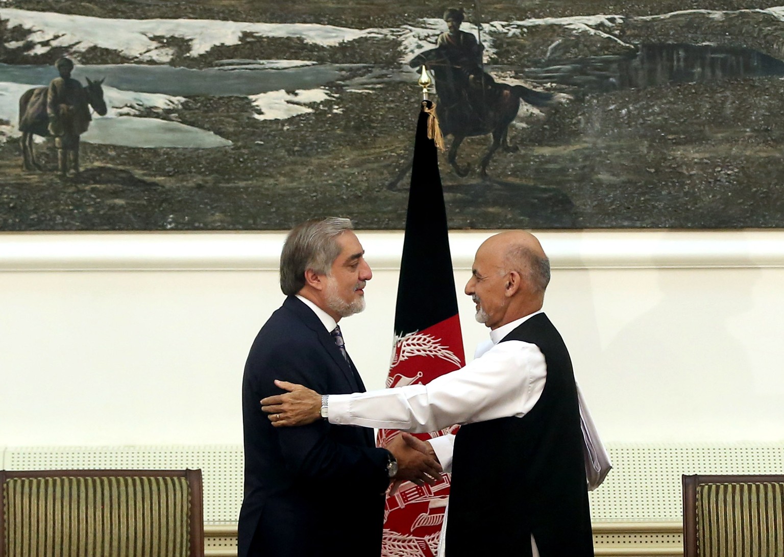 Abdullah Abdullah und&nbsp;Aschraf Ghani nach der Unterzeichnung einer Vereinbarung über die Bildung einer Regierung der nationalen Einheit (21.09.2014)
