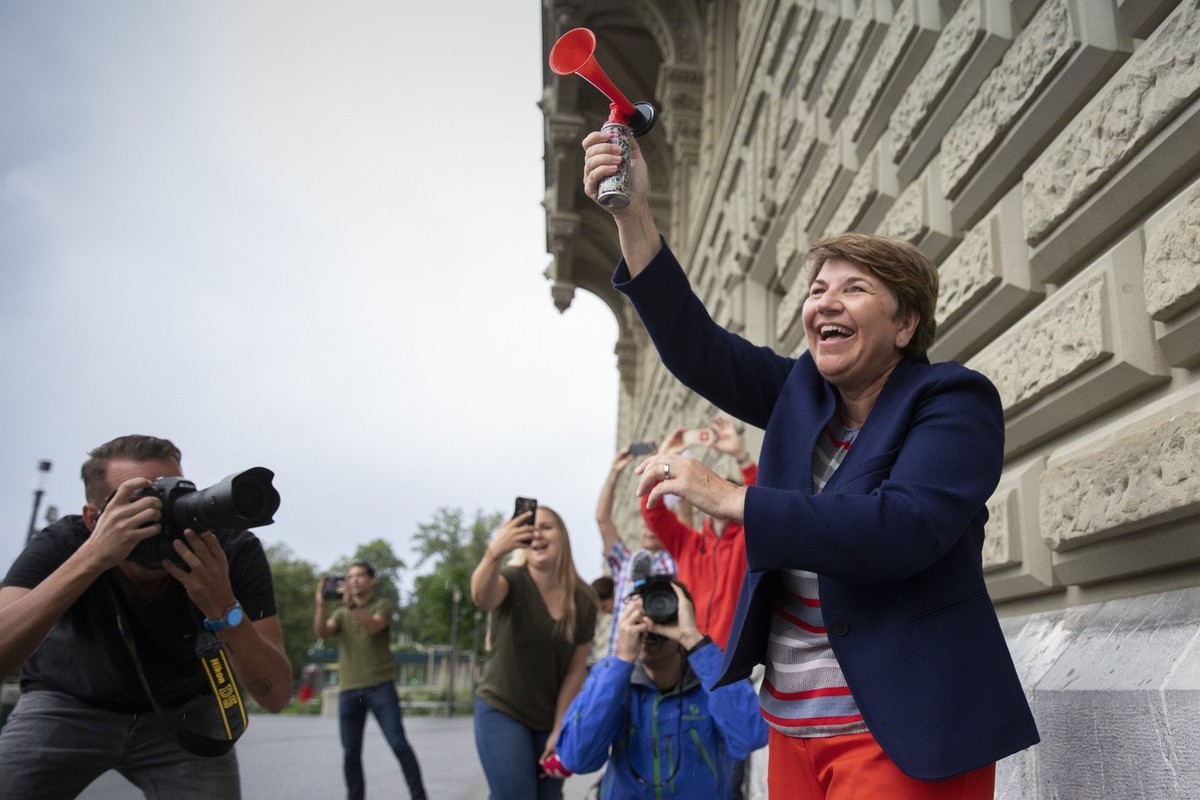 Bundesraetin Viola Amherd gibt das Startsignal beim traditionellen "Parlamotion" Parlamentarierlauf, am Donnerstag, 20. Juni 2019 in Bern. (KEYSTONE/Peter Klaunzer)