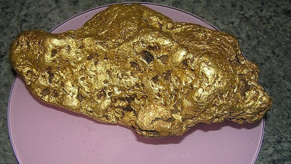 epa05509432 An undated handout picture made available by metal detecting manufacturer Minelab on 25 August 2016 shows a 145-ounce (4.1 kg) gold nugget reportedly found in August 2016 in Central Victor ...