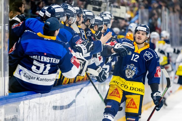 EV Zugs Yannick Zehnder bejubelt das Tor zum 1:0 im Eishockey Qualifikationsspiel der National League zwischen dem EV Zug und dem HC Ambri-Piotta am Samstag, 26. Februar 2022 in der Bossard Arena in Z ...