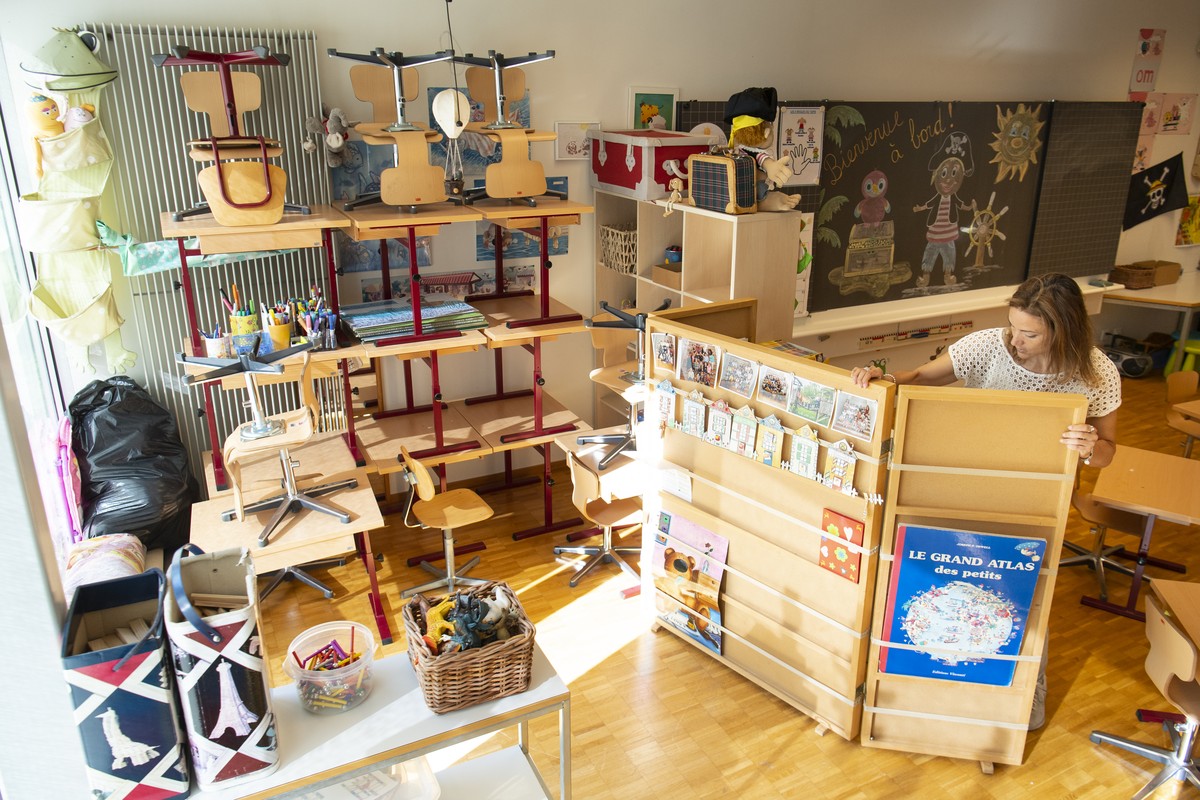 L'enseignante de 1P-2P Catherine Sicuro prepare sa classe en enlevant des chaises, des tables et divers articles dont les tapis lors de la praparation au retour des eleves a l'ecole lors de  ...