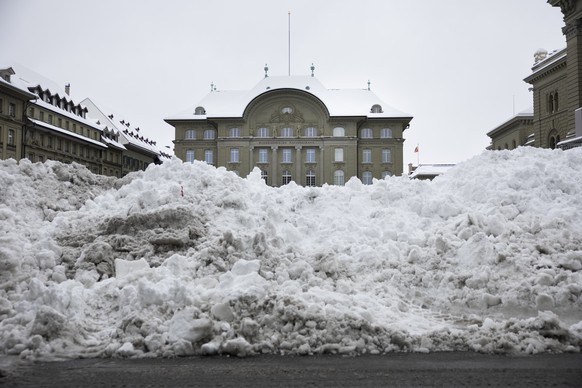 Schnee tuermt sich auf dem Bundesplatz vor der Nationalbank, am Freitag, 22. November 2024 in Bern. Die verbreiteten Schneefaelle vom Vorabend und in der Nacht haben in weiten Teilen des Mittellands z ...