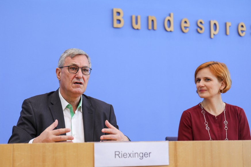 epa08243608 Co-party leader Die Linke (The Left) party Bernd Riexinger (L), Co-party leader DIE LINKE (The Left) party Katja Kipping (R), during a press conference a day after the regional elections o ...