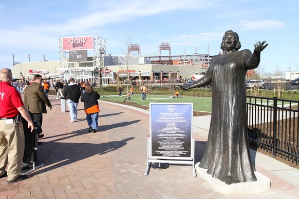 Bildnummer: 10310212 Datum: 03.04.2012 Copyright: imago/Icon SMI
A statue of Flyers legendary singer Kate Smith performing God Bless America welcomes Philadelphia Flyers supporters to the brand new X ...