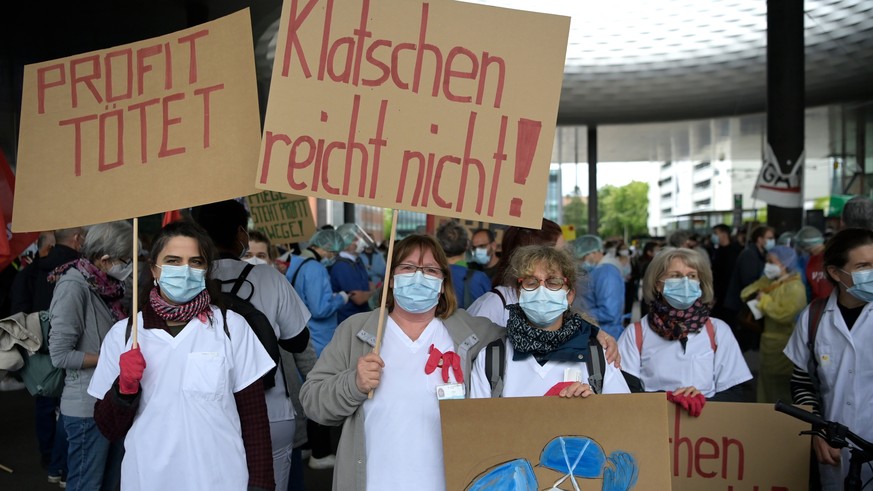 Gesundheitspersonal in Berufskleidung demonstriert in Basel, am Mittwoch, 12. Mai 2021. Am Tag der Pflege werden die Missstaende im Gesundheitswesen von zu wenig Personal, zu wenig Zeit und zu viel Dr ...