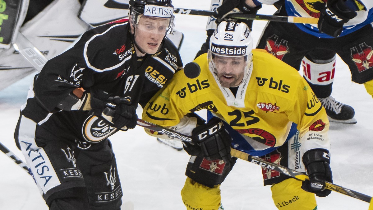From left, LuganoÄôs player Ryno Johan and Bern's player Andrew Ebbet, during the preliminary round game of National League A (NLA) Swiss Championship 2019/20 between HC Lugano and SC Bern at th ...