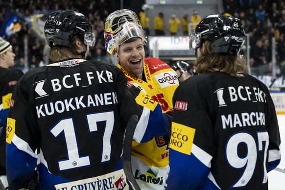 Biels Torhueter Harri Saeteri, Mitte, jubelt nach dem Sieg (6-3) an der Seite von Gotterons Janne Kuokkanen, links, und Gotterons Nathan Marchon, rechts, beim Eishockey Meisterschaftsspiel der Nationa ...