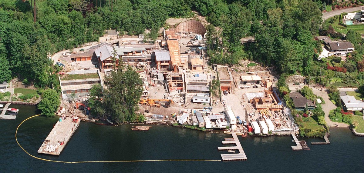 6/1/96 SEATTLE, WASHINGTON STATE MICROSOFT CEO BILL GATES NEW MANSION IS STILL UNDER CONSTRUCTION. WHEN COMPLETED IT WILL BE THE LARGEST PRIVATE HOME IN NORTH AMERICA
