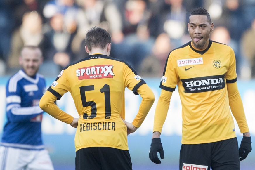 Guillaume Hoarau, rechts, und Michel Aebischer, Mitte, von YB nach dem 3-1 fuer Luzern, beim Fussball Super League Meisterschaftsspiel zwischen dem FC Luzern und dem BSC Young Boys Bern, am Sonntag, 1 ...