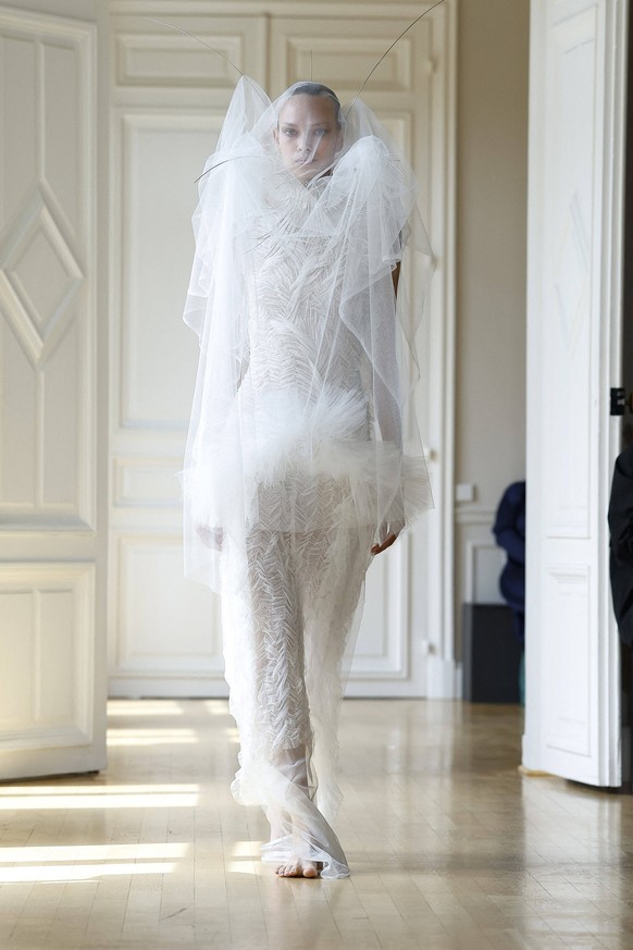 Aziz Haute Couture Fall/Winter 20262027 Collection Fashion Show during Paris Fashion Week on July 7, 2026, in Paris, France PUBLICATIONxNOTxINxFRAxUKxUSAxAUSxBEL Copyright: xAgencex/xBestimagexAgencex ...