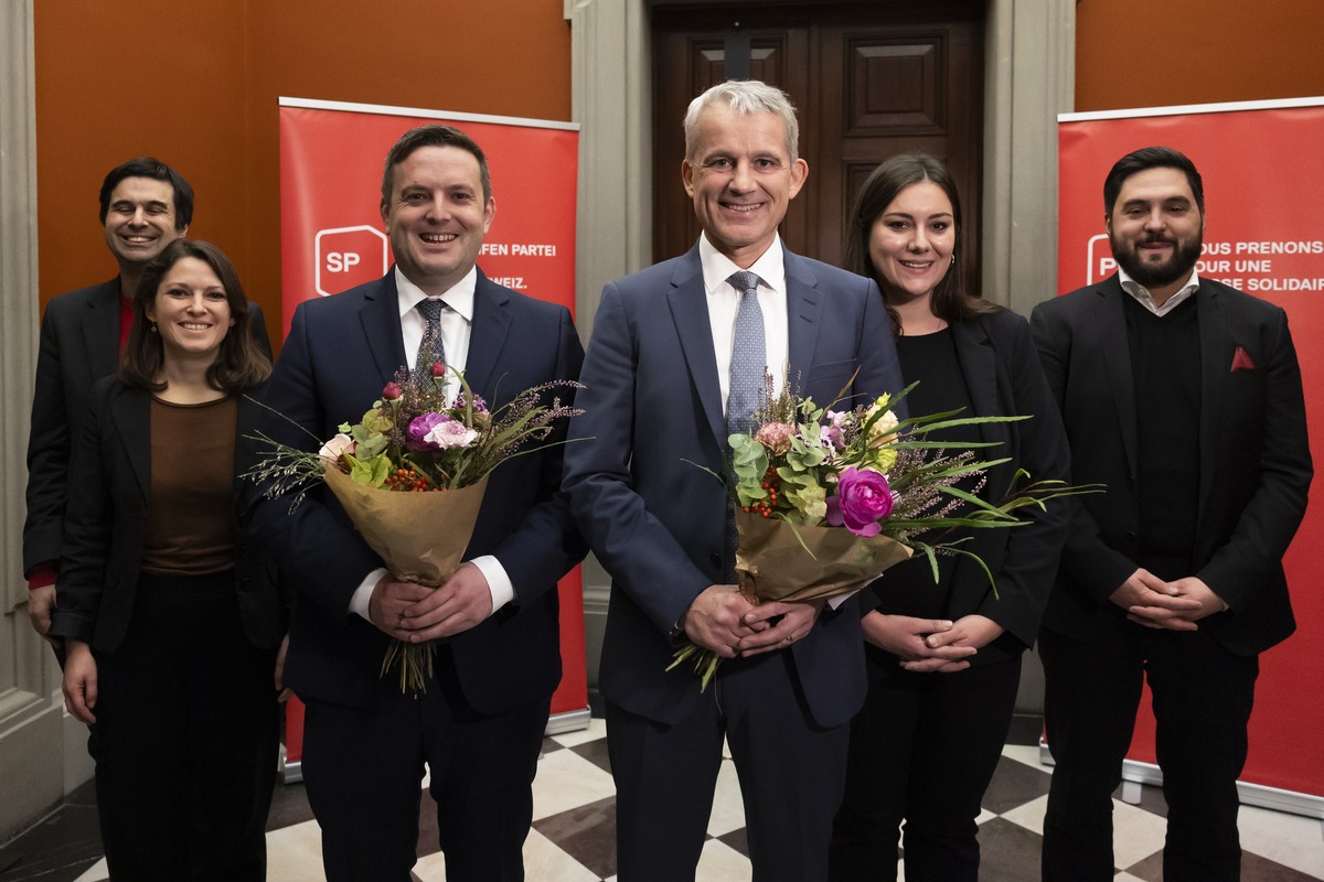 Die 2 gewaehlten Kandidaten Jon Pult, SP-GR, 3. von links, und Beat Jans, Regierungspraesident Basel-Stadt, 3. von rechts, posieren mit Samuel Bendahan, SP-VD, Mattea Meyer, SP-ZH, Samira Marti, SP-BL ...