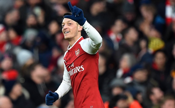 epa06393618 Arsenal Mesut Oezil (L) celebrates scoring a goal during the English Premier league game between Arsenal and Newcastle United at the Emirates stadium in London, Britain, 16 December 2017.  ...