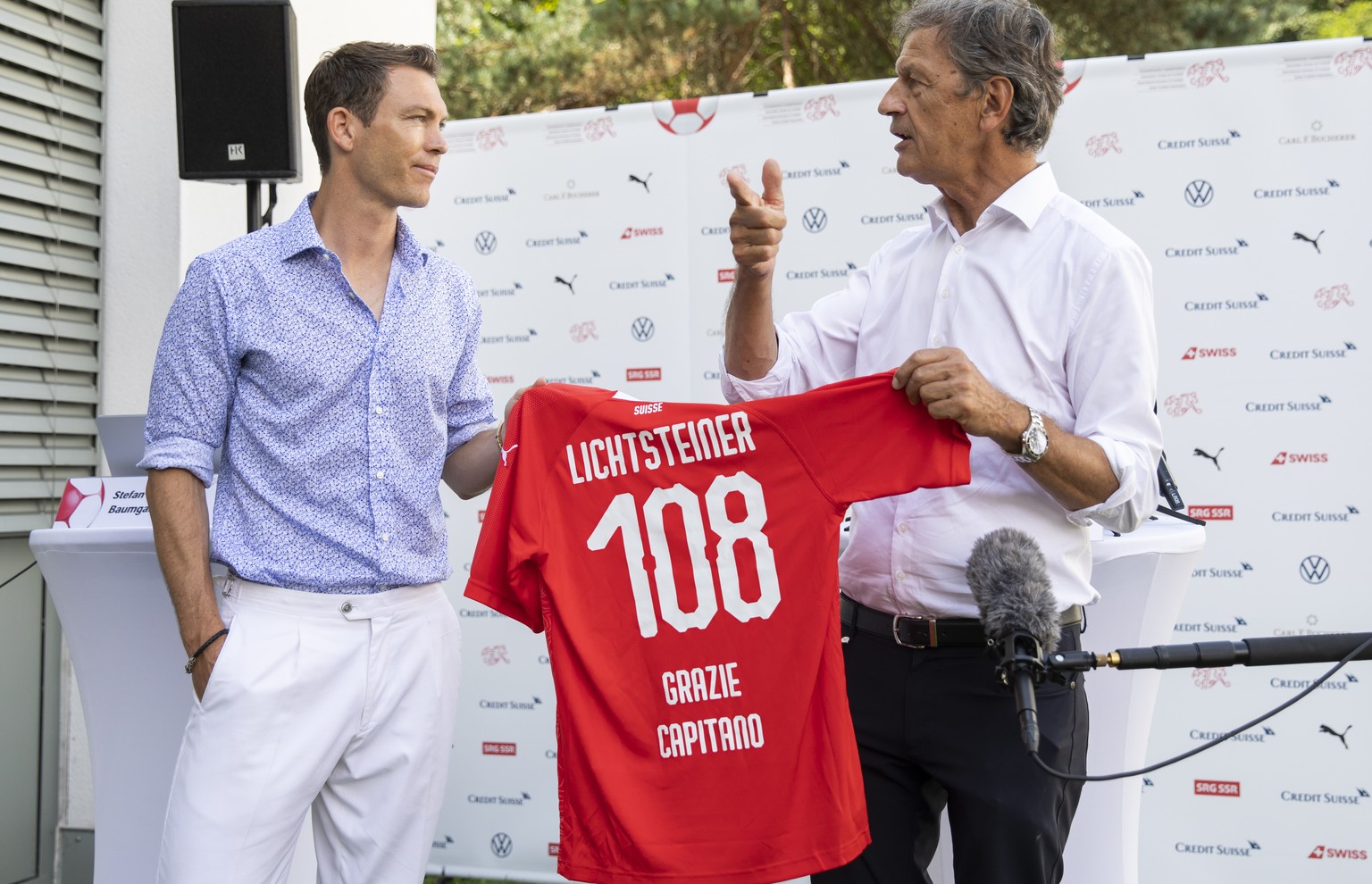 Dominique Blanc, Praesident SFV, rechts, ueberreicht dem Schweizer Fussball-Nationalspieler Stephan Lichtsteiner ein Shirt mit der Anzahl Laenderspiele, nachdem Lichtsteiner waehrend einer Medienkonfe ...