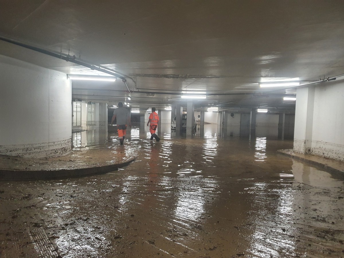Le 3ème sous-sol du parking de la Migros de Morges est inondé.