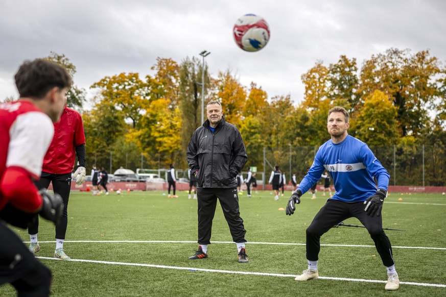Der neue FC Winterthur Trainer Patrick Rahmen, Mitte, leitet das Training des FC Winterthur beim Stadion Schuetzenwiese in Winterthur, am Mittwoch, 22. Oktober 2025. (KEYSTONE/Michael Buholzer)