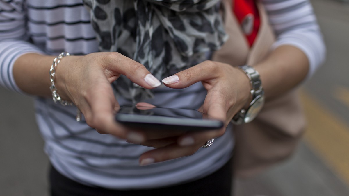 Writing short text messages (sms) on the smart phone Samsung phone, pictured in Zurich, Switzerland, on September 5, 2012. (KEYSTONE/GAETAN BALLY / Keystone)