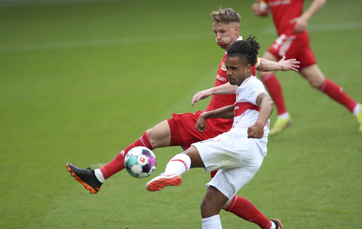 Union's Marvin Friedrich, background, Stuttgart's Daniel Didavi challenge for the ball during the German soccer Bundesliga match between Union Berlin and VfB Stuttgart in Berlin, Germany, Sa ...