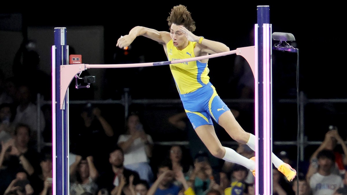 epa11528862 Armand Duplantis of Sweden clears the bar at 6.25m to set a new world record in the Men Pole Vault final of the Athletics competitions in the Paris 2024 Olympic Games, at the Stade de Fran ...