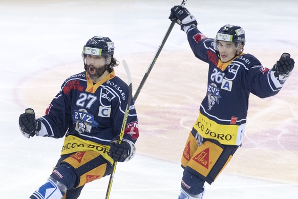 Die Zuger mit Josh Holden, links, und Reto Suri, rechts, feiern das 1:0 beim dritten Eishockey Playoff Halbfinalspiel der National League A zwischen dem EV Zug und dem HC Davos am Samstag, 25. Maerz 2 ...