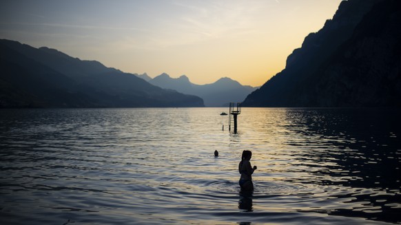 Youth enjoy the evening on lake Walensee, on Tuesday, June 25, 2019, in Walenstadt, Switzerland. The country was hit by a heatwave with temperatures up to 39 degrees celsius. (KEYSTONE/Gian Ehrenzelle ...