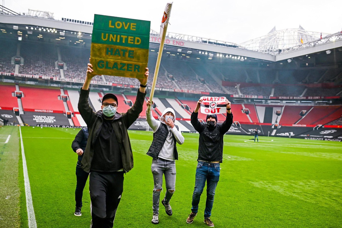 La saison dernière, 2h30 avant le début du match contre Liverpool, des milliers de supporters de United avaient manifesté devant Old Trafford avant d’envahir la pelouse.