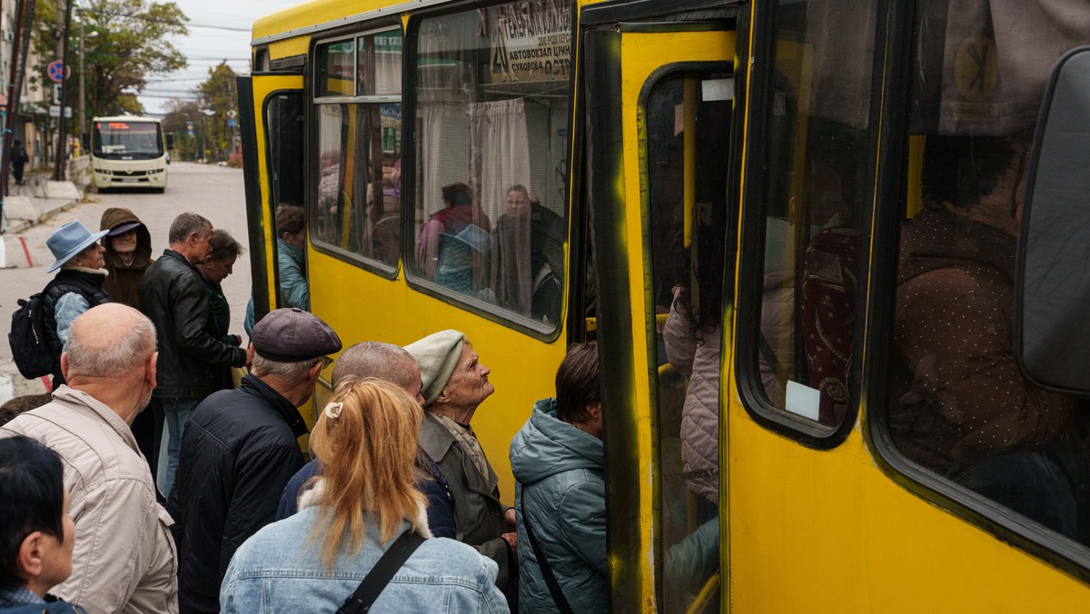 People board a bus during a local ceasefire linked to efforts to evacuate residents of Oleshky, in Kherson, Ukraine, Tuesday, Oct. 27, 2026. (AP Photo/Evgeniy Maloletka)
Russia Ukraine War
