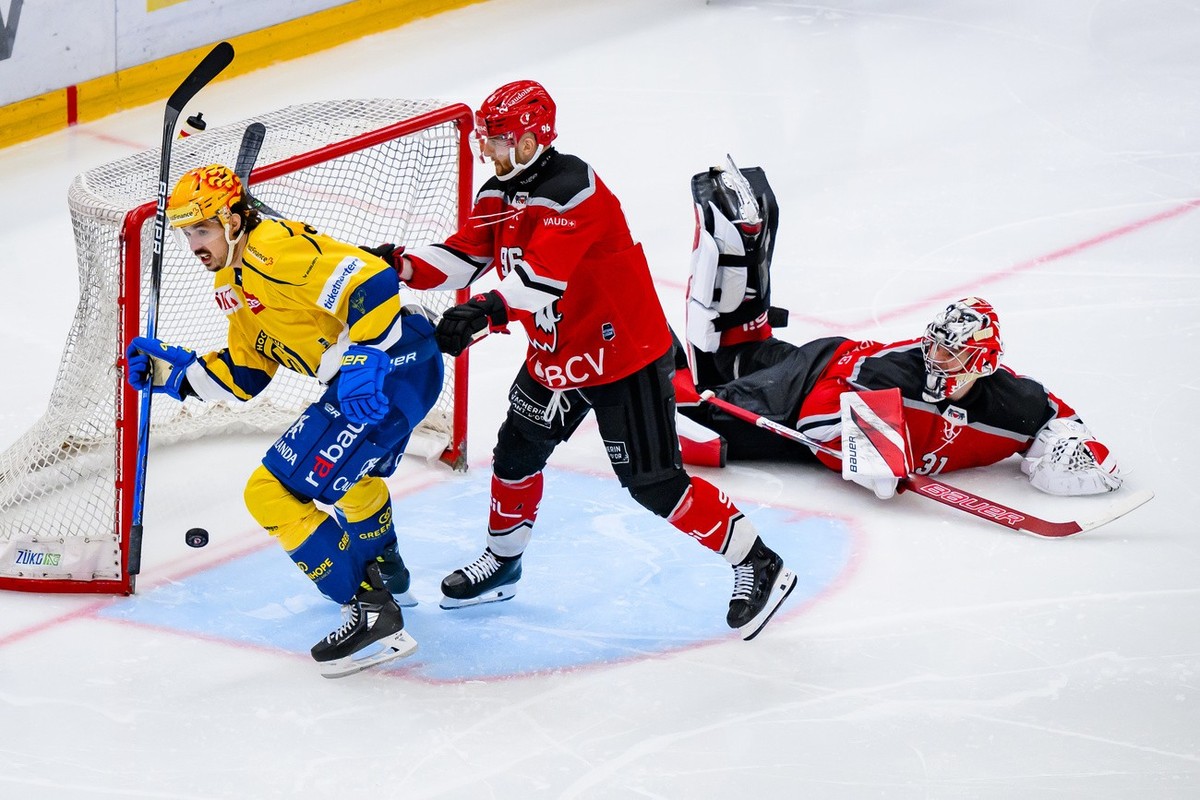 Joie du top scorer PostFinance davosien Matej Stransky, gauche, apres le but de la victoire en deuxieme prolongation, marque par le defenseur davosien Dominik Egli, pas sur l'image, au gardien la ...