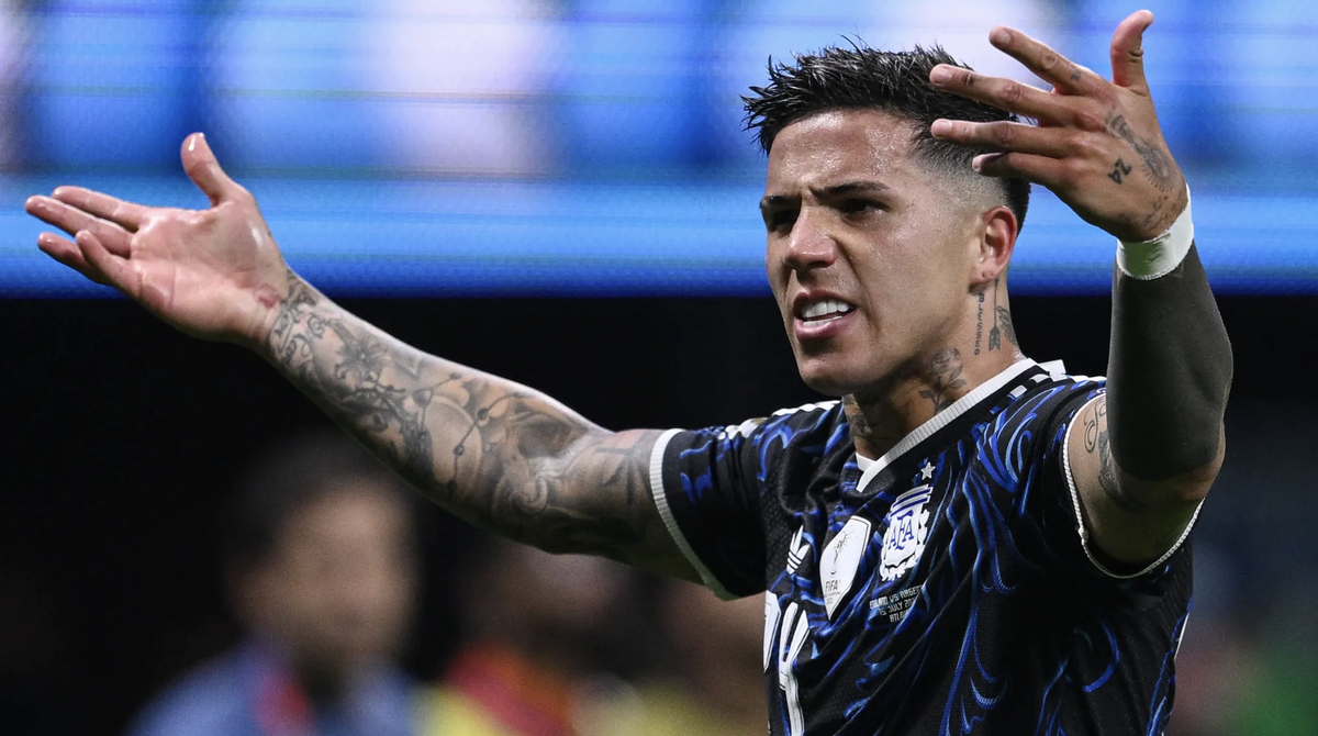 Der argentinische Mittelfeldspieler Enzo Fernández: Ein von ihm hochgeladenes Video aus dem Teambus der "Albiceleste" löste 2024 einen rassistischen Eklat aus.