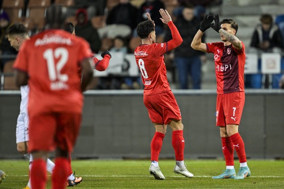 Stephan Seiler (FCV), links, bejubelt sein 1-0 mit Dominik Schwizer (FCV), rechts, Fussball Challenge League Spiel zwischen dem FC Vaduz, FCV, und dem FC Aarau, Aarau, am Freitag, 19. Dezember 2025, i ...