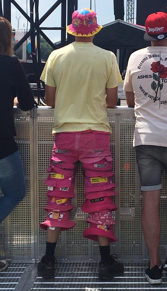 eine Hose bestehend aus festival-hüten