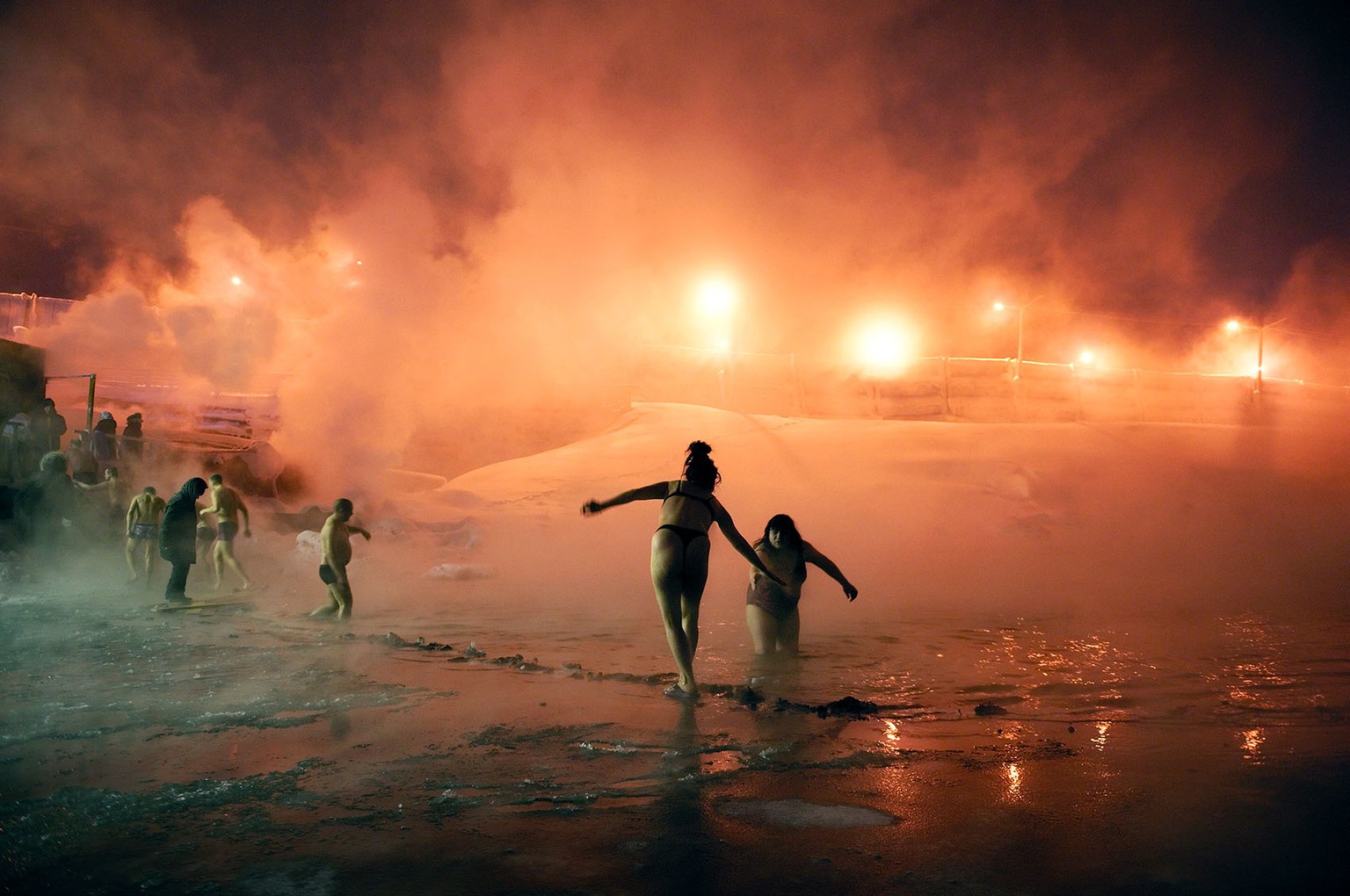 Das Bad im Eiswasser gehört in Norilsk zur Tradition.