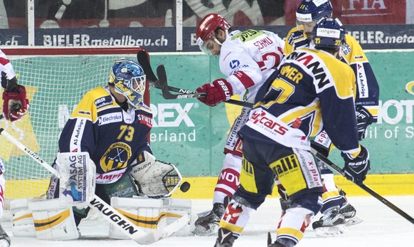 Langenthals Goalie Marco Mathis, links, und Hans Pienitz im Duell mit Rapperswils Reto Schmutz, Mitte, im fuenften Playoff-Finalspiel der National League B zwischen dem SC Langenthal und dem SC Rapper ...