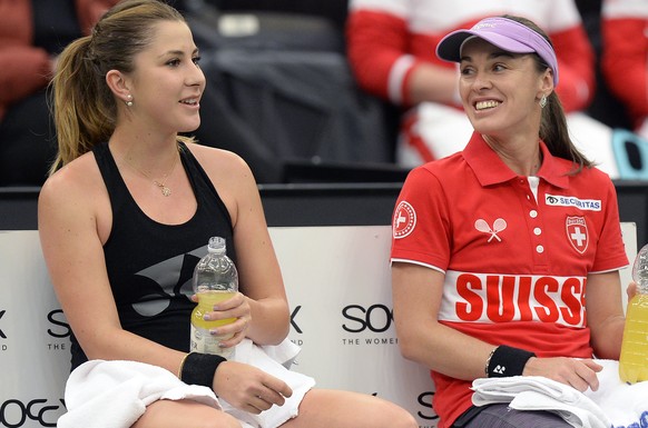 Belinda Bencic, links, und Martina Hingis, rechts, in einer Trainingspause in der Halle 1 in Leipzig am Donnerstag, 4. Februar 2016. Die Schweiz bestreitet das Auswaertsspiel im Fed Cup gegen Deutschl ...