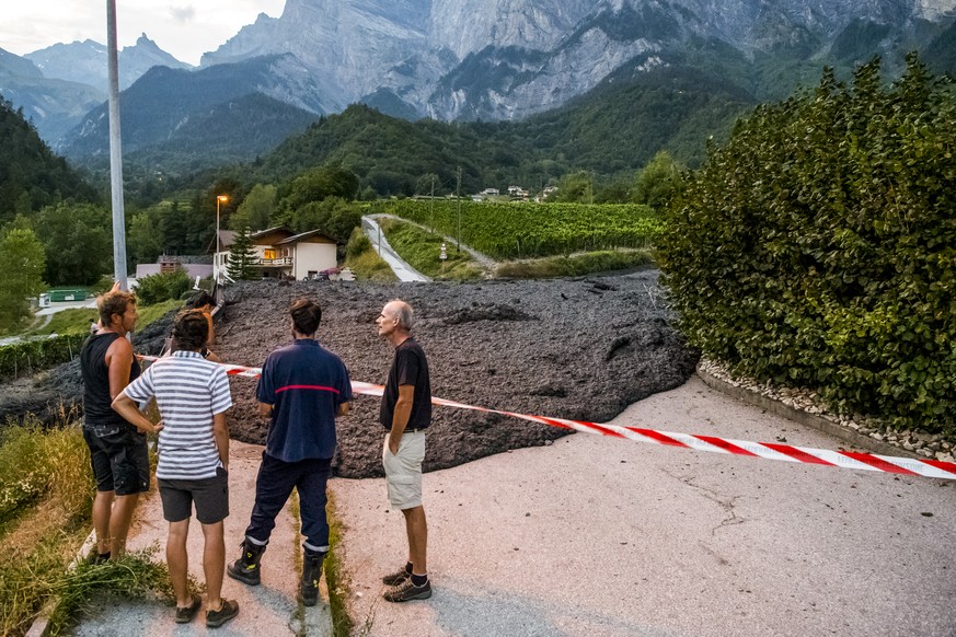 Une vue montre la riviere, la Losentse, qui est sortie de son lit et qui a provoque une coulee de boue ce mardi 7 aout 2018 dans le village de Chamoson en Valais. (KEYSTONE/Maxime Schmid)