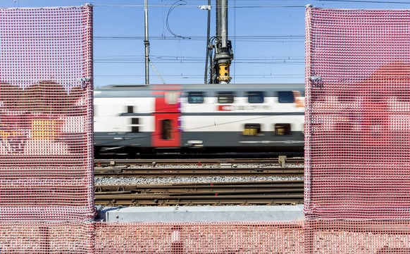 Ein Zug der SBB fahert neben der Baustelle Entflechtung Wylerfeld am Mittwoch, 24. August 2016, in Bern. Die Arbeiten im Osten von Bern dauern von 2016 bis 2022 und kommen planmaessig voran, teilt die ...