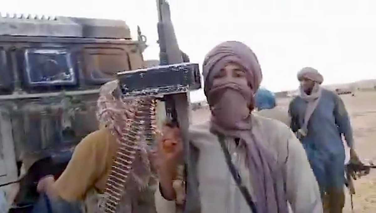 Un des rebelles de l'Azawad (Mali), après l'embuscade contre un convoi de Wagner.