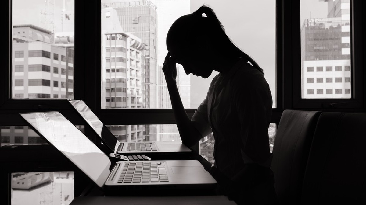 woman work stressed, fachkräftemangel, frau, arbeit