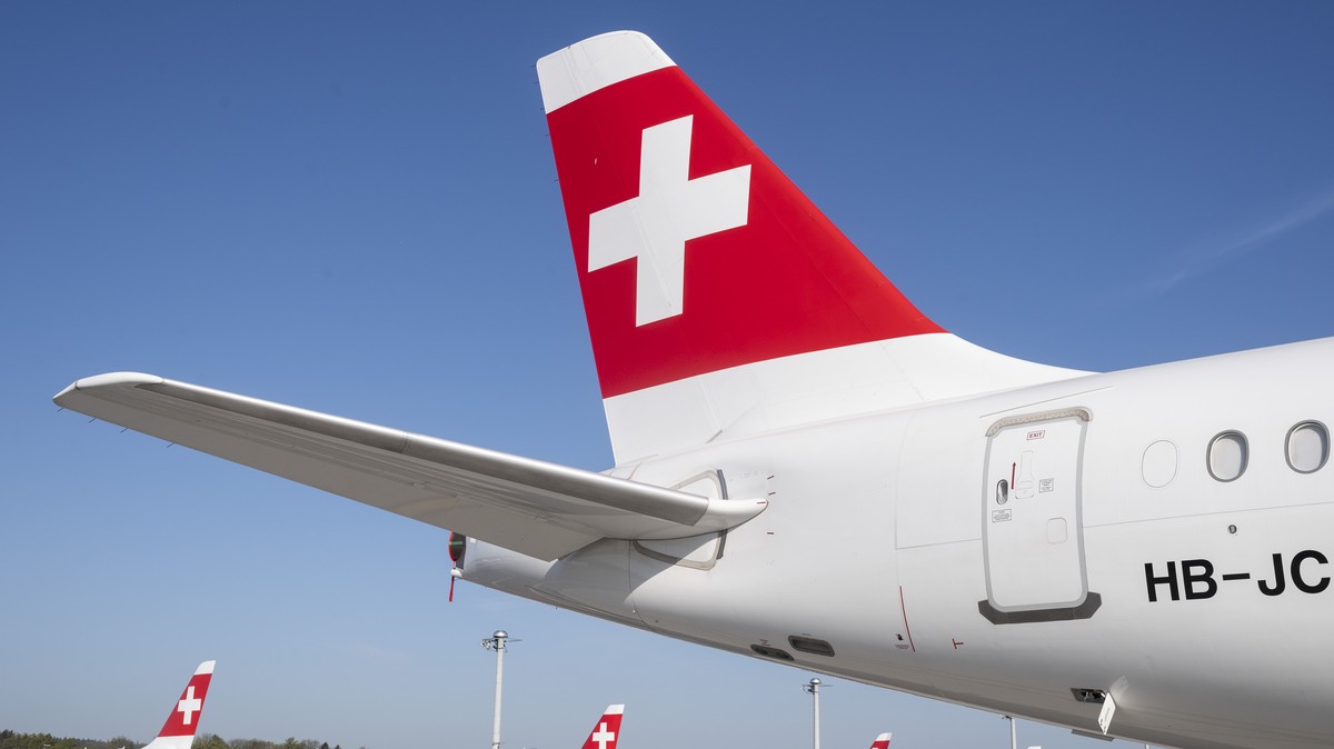 ARCHIVBILD ZUM STELLENABBAU BEI SWISS --- Parked planes of the airline Swiss at the airport in Zurich, Switzerland on Friday, 17 April 2020. The bigger part of the Swiss airplanes are not in use due t ...