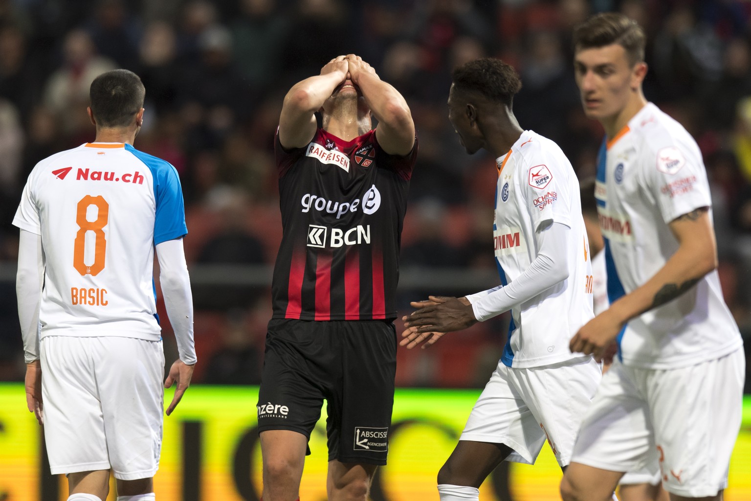 Le joueur neuchatelois Marcis Oss, centre, reagit apres une occasion manquée au milieu des joueurs de GC lors de la rencontre de football de Super League entre Neuchatel Xamax FCS et Grasshopper Club  ...