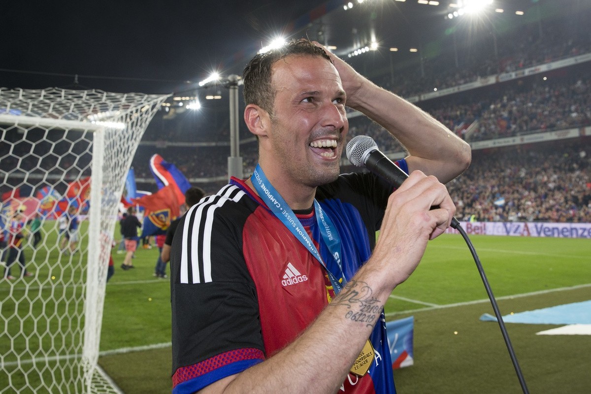 Marco Streller spricht zu den Fans nach dem Fussball Meisterschaftsspiel der Super League zwischen dem FC Basel und dem FC St. Gallen im Stadion St. Jakob-Park in Basel, am Freitag, 29. Mai 2015. (KEY ...