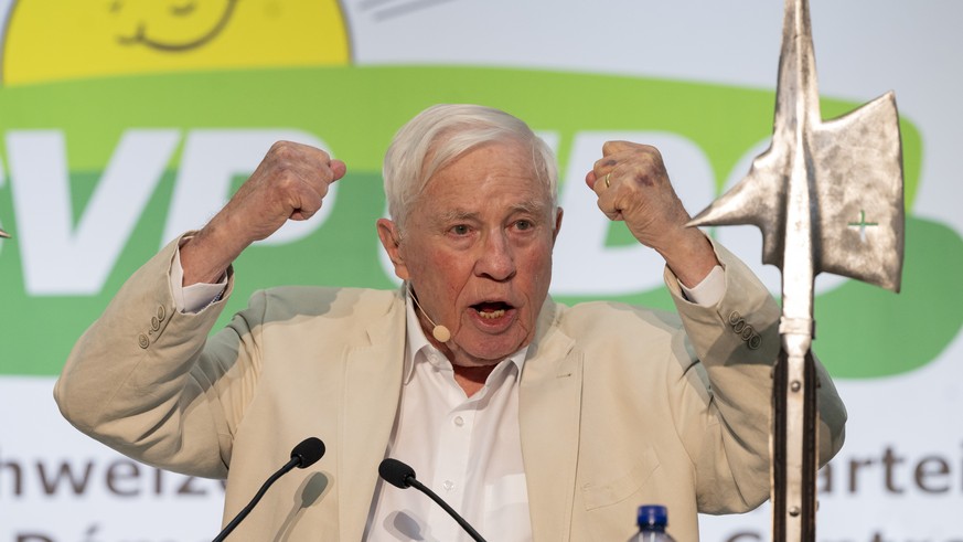 Alt-Bundesrat Christoph Blocher bei seiner Ansprache anlaesslich der Delegiertenversammlung der SVP Schweiz vom Samstag, 22. August 2026 in der Waldmannhalle in Baar. (KEYSTONE/Urs Flueeler)