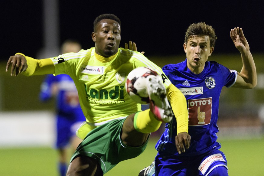 Le joueur d&#039;echallens Steve Samandjeu, gauche, lutte pour le ballon avec le joueur lucernois Olivier Custodio, droite, lors de la rencontre de 8eme de finale de la Coupe Suisse de football entre  ...