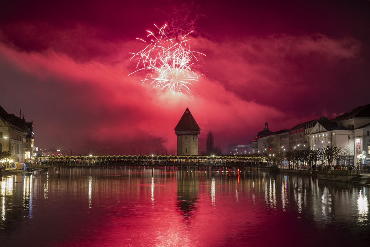 The New year fireworks explode over the famous Chapel Bridge and Old Town in Lucerne, Switzerland, on Wednesday, January 1, 2025. (KEYSTONE/Urs Flueeler)..Mit einem Feuerwerk ueber dem Luzerner Seebec ...