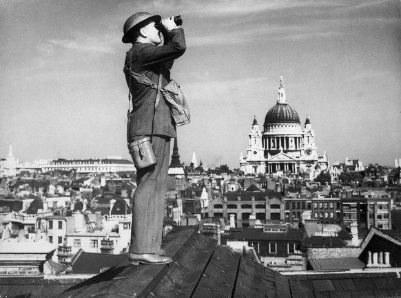 Luftschlacht um England: Britischer Luftraumbeobachter auf einem Hausdach in London. 